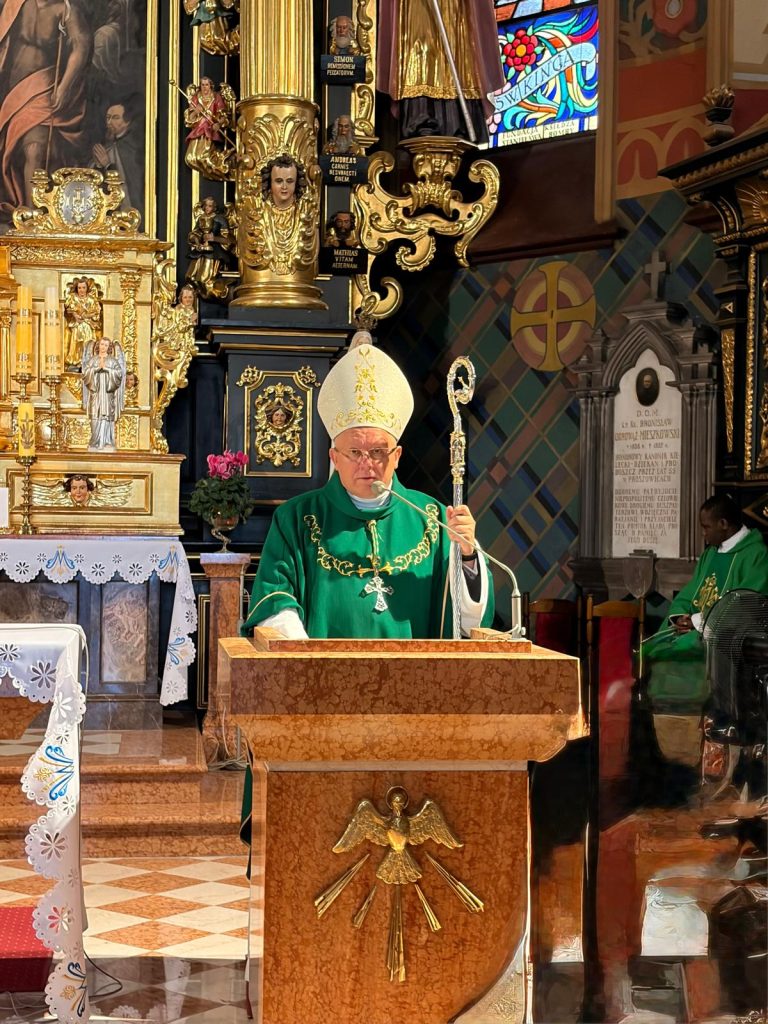 Abp Henryk Jagodziński w Proszowicach: edukacja obejmuje serce, rozum, sumienie i wolę.